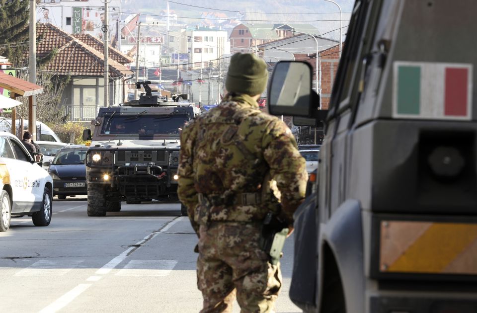 NATO: Kfor preduzima mere da osigura bezbedno okruženje za sve zajednice na Kosovu 