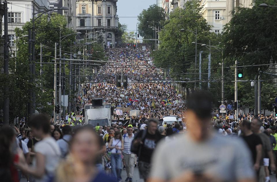 I Vučić izbrojao učesnike protesta ispred Pinka