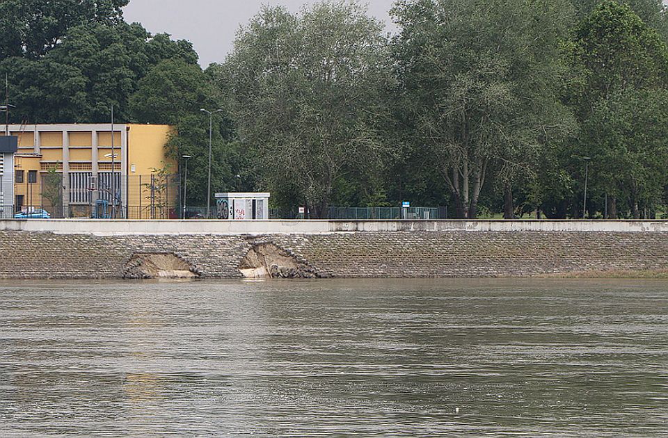 Traži se firma koja će sanirati oštećeni deo bedema na keju