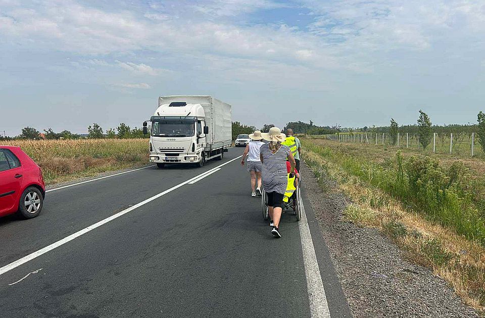 Roditelji i deca sa invaliditetom krenuli peške iz Bačke Palanke za Beograd: Da podsete na obećanje