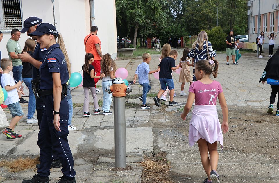 Prosvetari kreću u "beli štrajk" i neće upisivati ocene: "Ili zaštita ili će svi biti odlikaši"