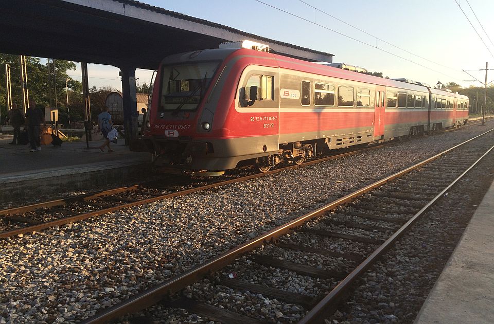 Tri osobe poginule u sudaru voza i automobila u Lazarevcu