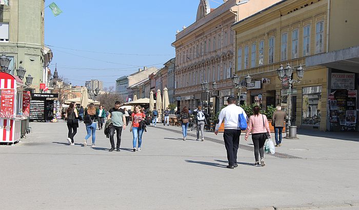 FOTO: Proleće stiglo u Novi Sad, previše ljudi i dalje na ulicama