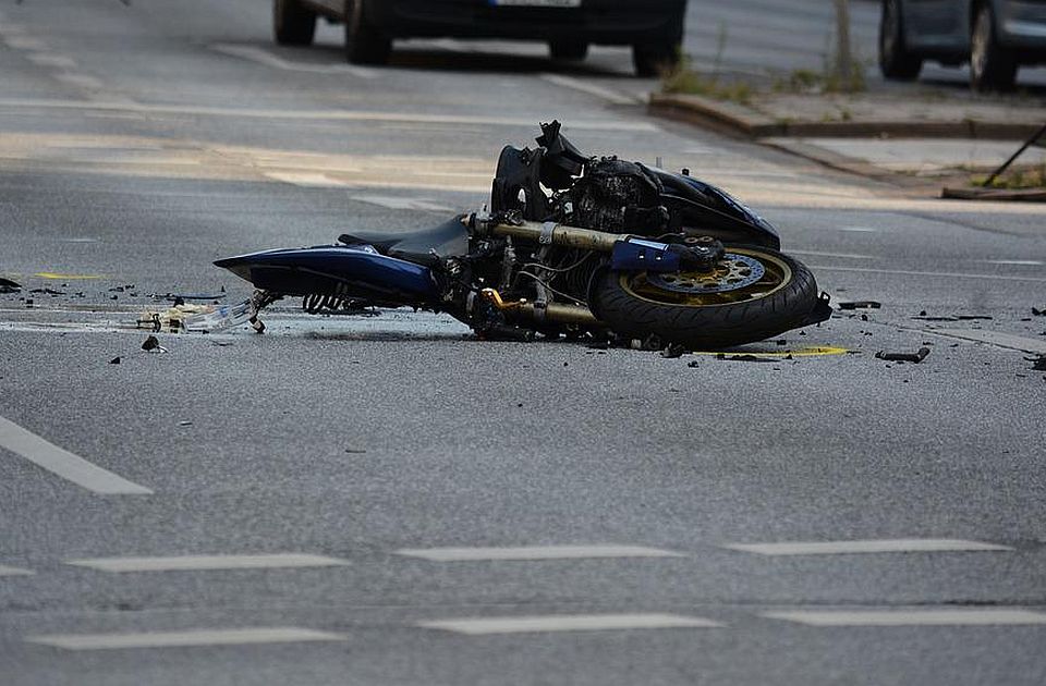 Dvoje poginulo u sudaru motocikla i automobila kod Sombora