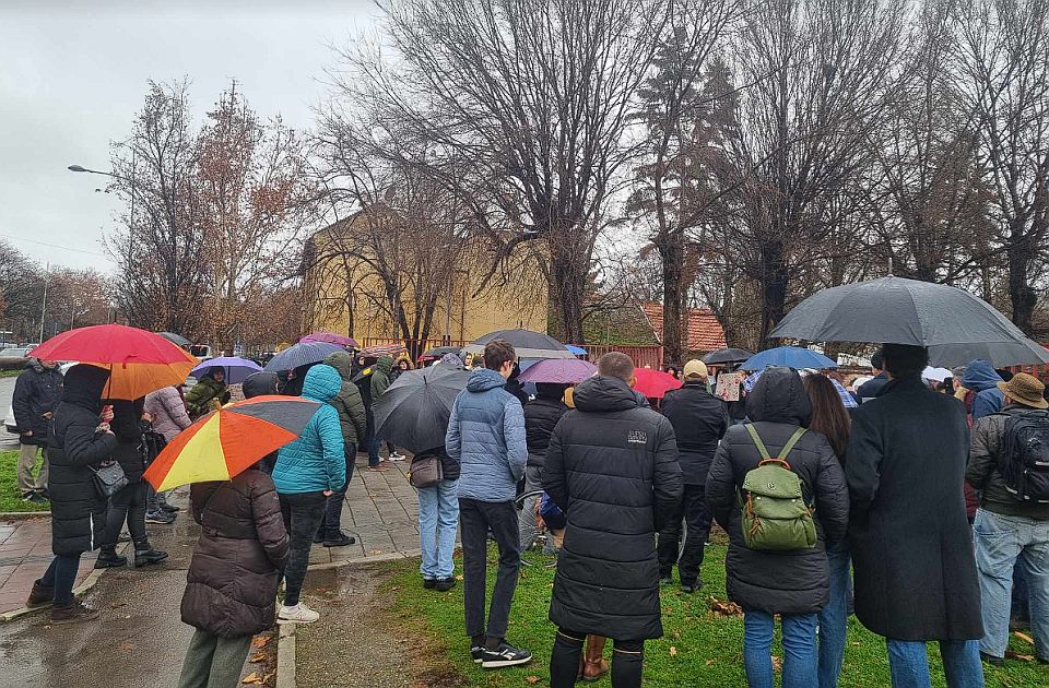 Javni čas ispred TŠ "Mileva Marić": "Niko ne sme da uzurpira poziciju na koju ga je izabrao narod"