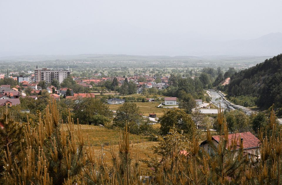 Na opštinskoj zgradi u Zubinom Potoku postavljena tabla "Republika Kosovo"