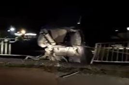 FOTO, VIDEO: Pijan automobilom probio ogradu mosta u Vladimircima, zadobio lakše povrede 