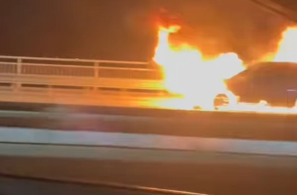 VIDEO: Zapalio se automobil na Mostu slobode, vatrogasci na terenu