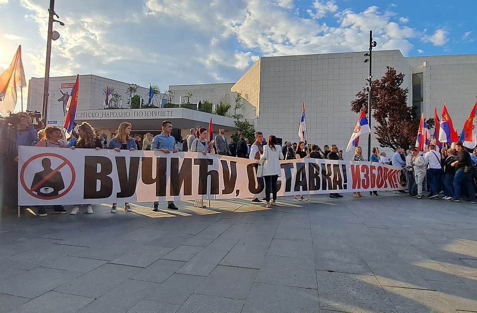 FOTO Desničari protestovali u Novom Sadu: "Sprem'te se, sprem'te"