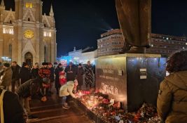 FOTO: Novosađani pale sveće i ostavljaju cveće na Trgu slobode za 12 ubijenih na Cetinju