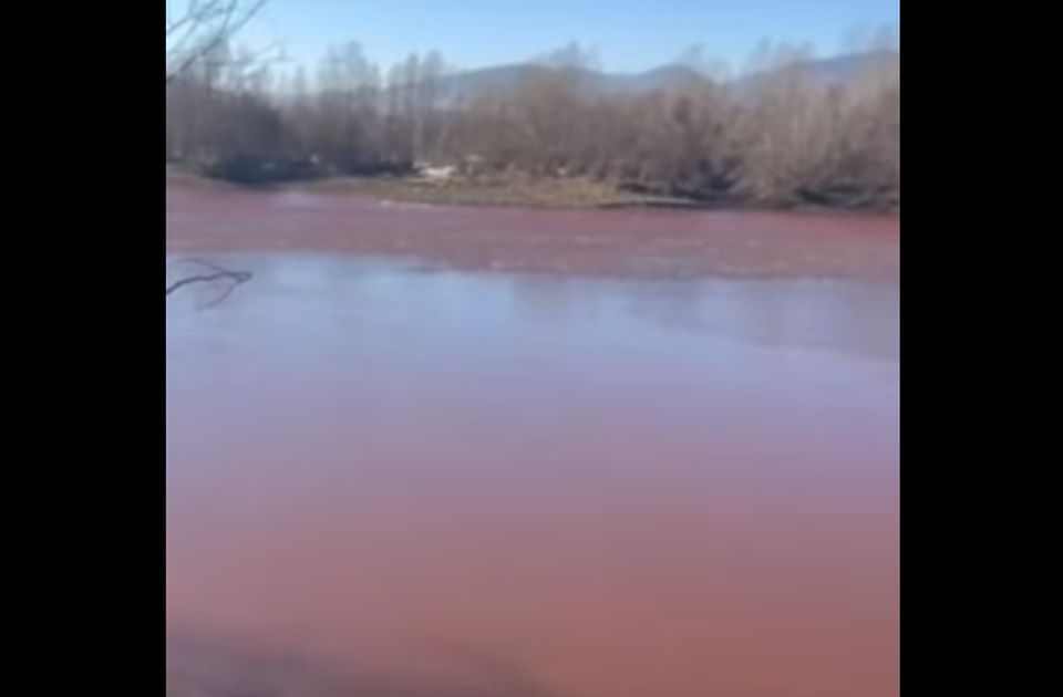 VIDEO: Voda Drine kod Loznice postala crvena, u "Vodovodu" kažu da je kriv boksit