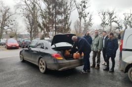 VIDEO: Poljoprivrednici doneli pakete hrane i drugih potrepština studentima u blokadi u Novom Sadu