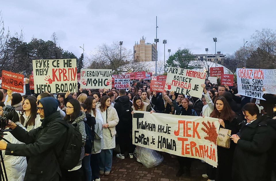 FOTO, VIDEO: Počela blokada Medicinskog fakulteta 