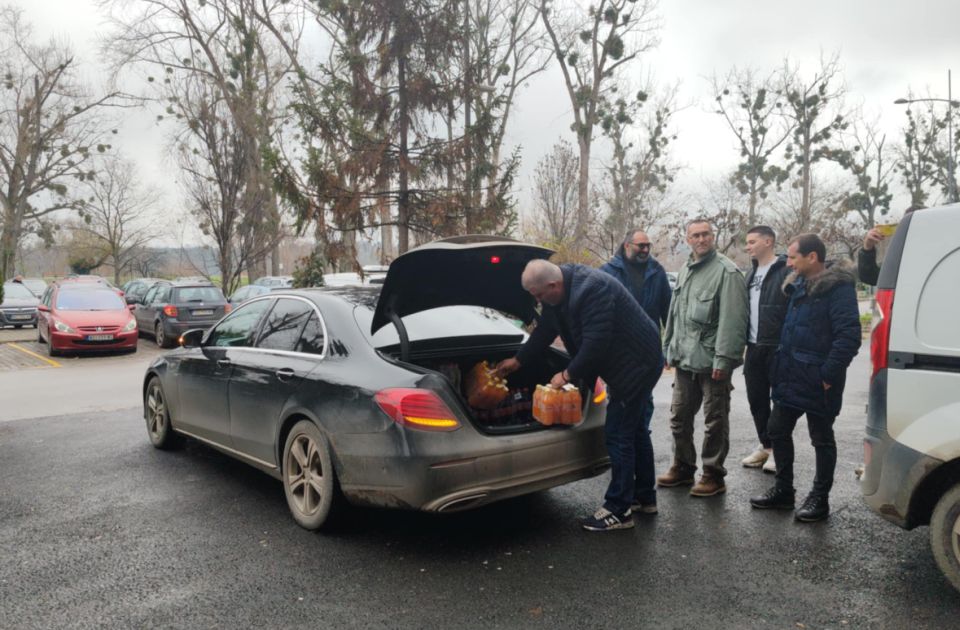 VIDEO: Poljoprivrednici doneli pakete hrane i drugih potrepština studentima u blokadi u Novom Sadu