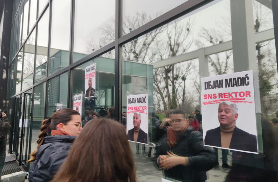 VIDEO: Rektorat zakatančen - zahtev da rektor Madić podnese ostavku