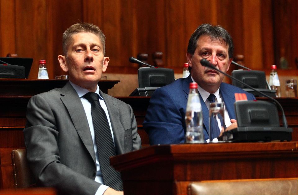 Buran kraj: Martinović vređao poslanike koji nemaju decu, Gašić ga izveo iz sale, Jovanović udaljen 