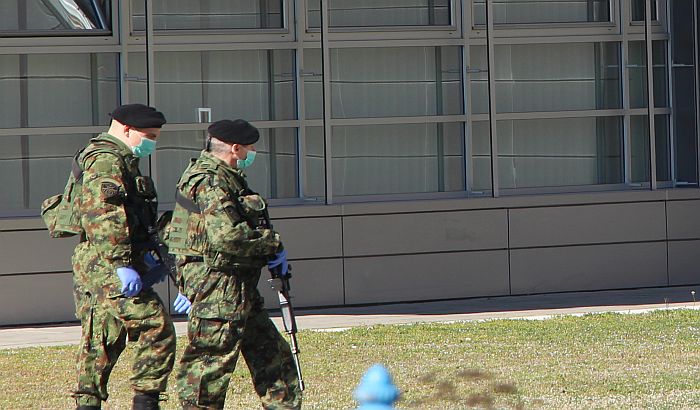 FOTO: Vojska na ulicama Novog Sada, redovi pred šalterima i apotekama