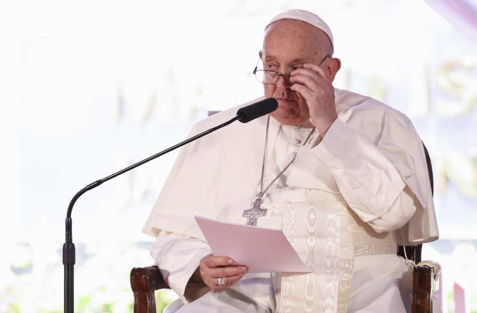 Zakomplikovalo se zdravstveno stanje pape Franje: Ima obostranu upalu pluća