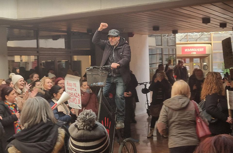 FOTO, VIDEO: Direktori novosadskih škola izviždani na Spensu