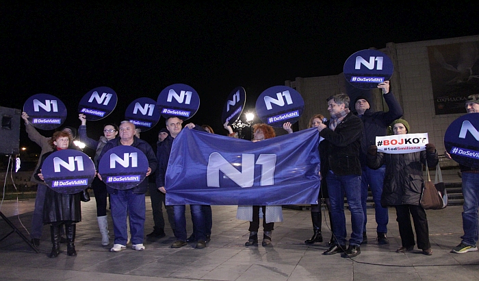 FOTO: Podrška za N1 sa protesta u Novom Sadu: 