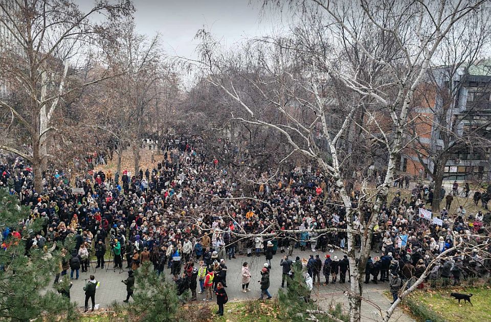 UŽIVO VIDEO, FOTO Protest u Novom Sadu: Rektor Dejan Madić nema integritet