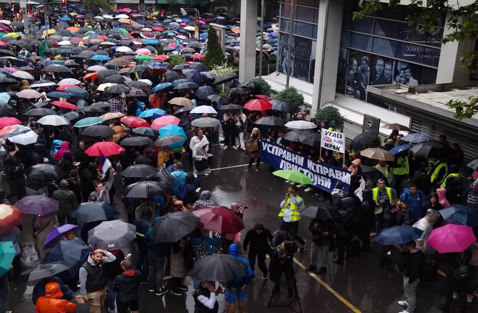 RTS počeo Dnevnik 2 izveštajem sa protesta, pročitani i zahtevi