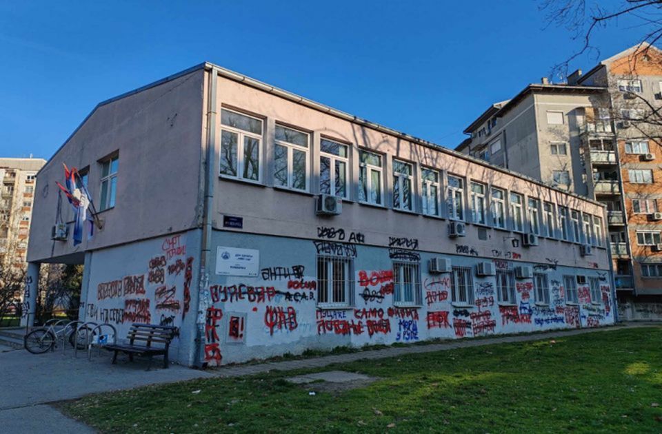 Prefarbani navijački grafiti na Domu zdravlja u Rumenačkoj: Četvrti put u dva meseca