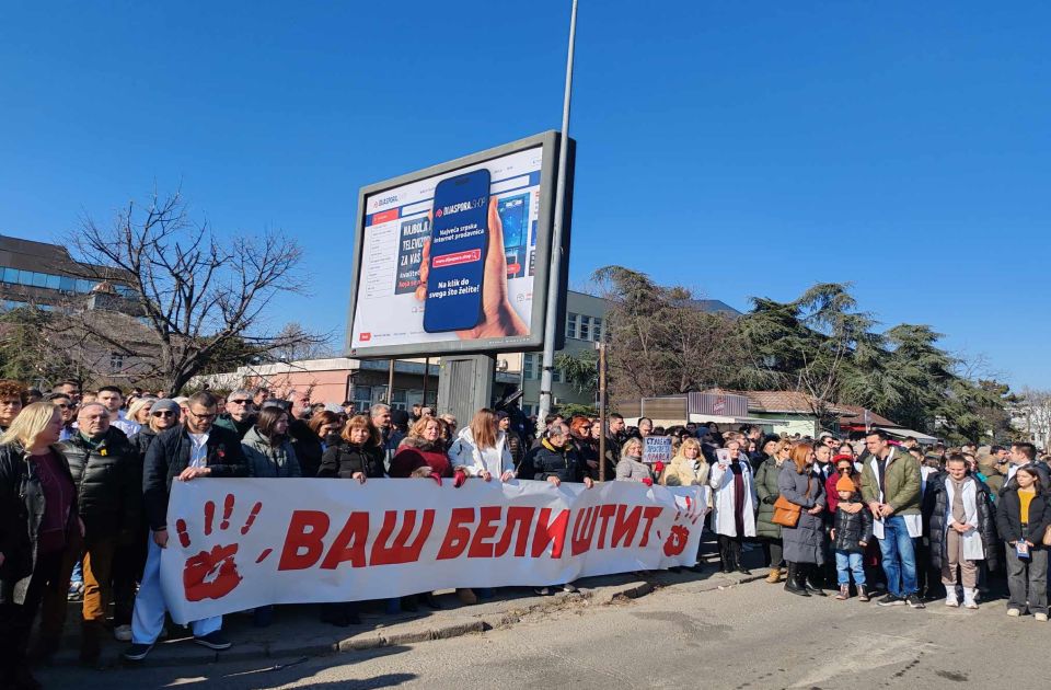 FOTO, VIDEO Susret prosvete i zdravstva ispred KCV: Pogača, "Bože pravde" i 15 minuta ćutanja