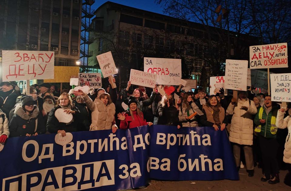 FOTO, VIDEO Održan protest vaspitača u Novom Sadu: "Za našu decu, ali sad ozbiljno"