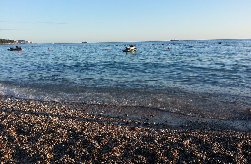 Više odraslih i jedno dete ispali iz gumenog čamca u Sutomoru