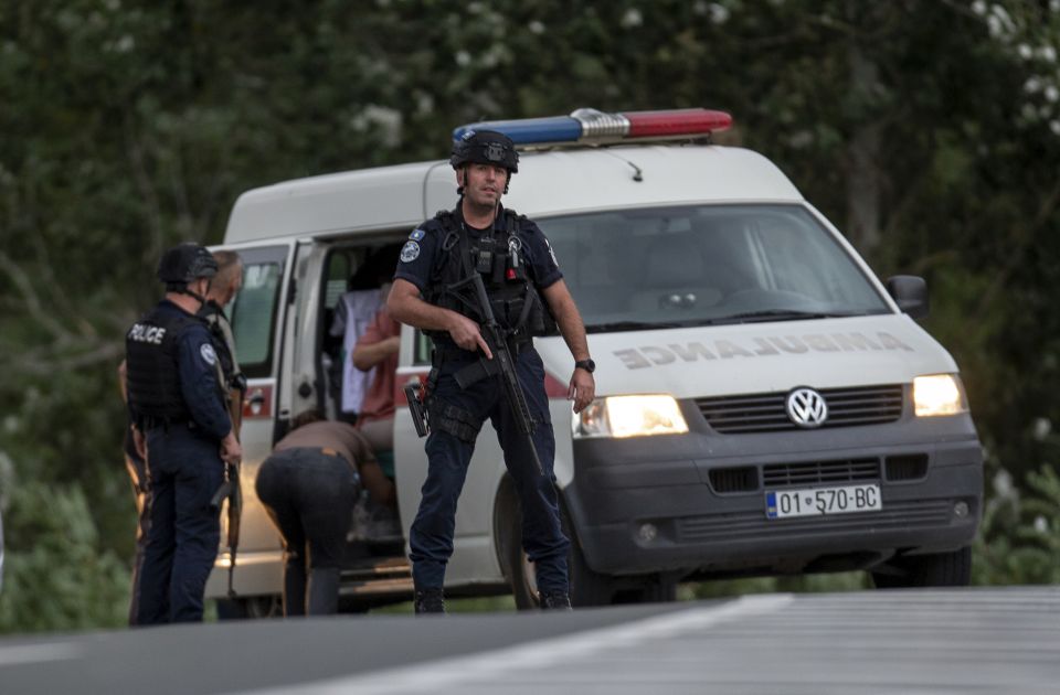 Tri osobe uhapšene kod Visokih Dečana zbog natpisa "Kosovo je Srbija" na njihovom vozilu 