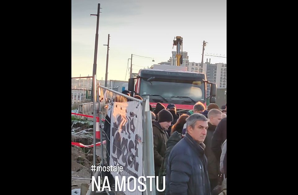 FOTO, VIDEO: Aktivisti uspeli da dođu na Stari savski most