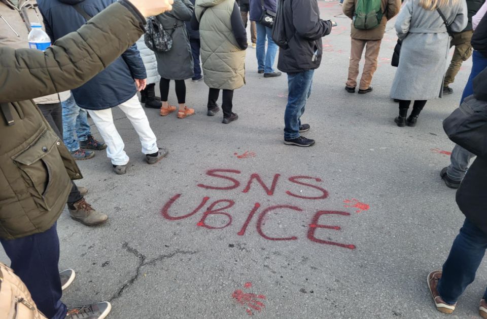 FOTO, VIDEO: Završena protestna šetnja duž "Bulevara krvavih ruku", zabeleženi manji incidenti