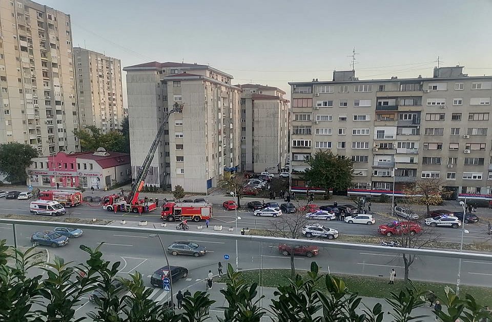 FOTO: Požar u stanu na Limanu, stanari evakuisani