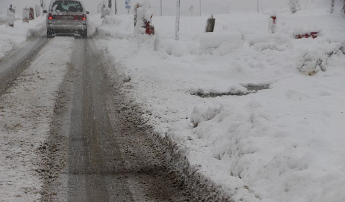 Zbog snega otežan saobraćaj u celoj zemlji