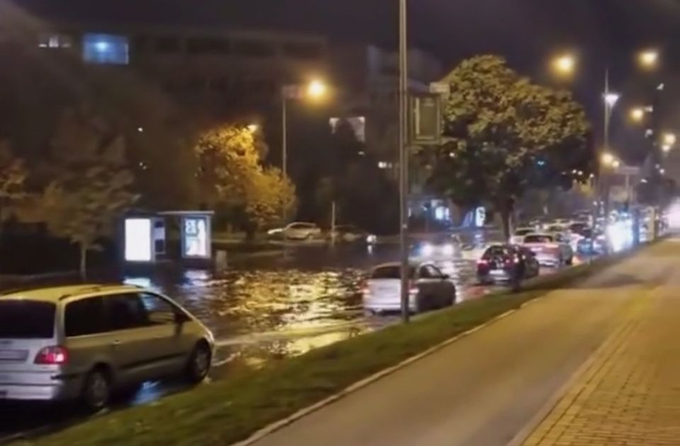 VIDEO: Pukla vodovodna cev ispod Varadinskog mosta, saobraćaj otežan, deo Petrovaradina bez vode