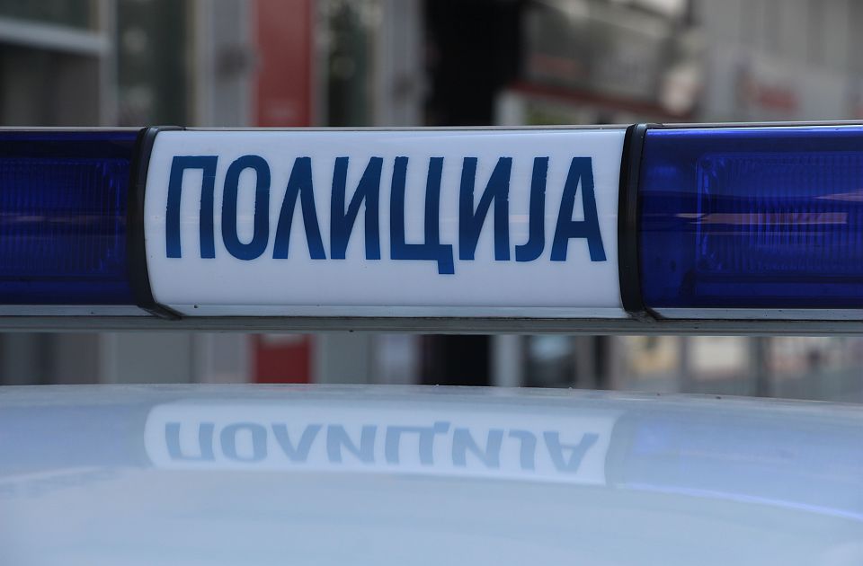 Pretio partnerki u Nišu, pa tokom bekstva vozilom udario u policijski auto 