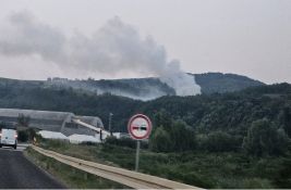 FOTO, VIDEO: Gori deponija u Beočinu, ne zna se da li iko gasi vatru