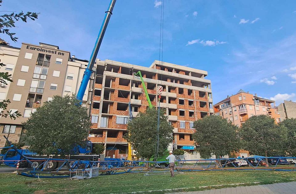 FOTO, VIDEO: Pogledajte kako se uklanja kran koji je pao na zgradu na Detelinari