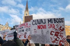 FOTO, VIDEO: Masovni protest u Novom Sadu završen skupom na Trgu slobode