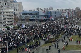 UŽIVO VIDEO Protest u Novom Sadu: Veliki broj građana na ulicama, Hitna pomoć krenula kroz ljude