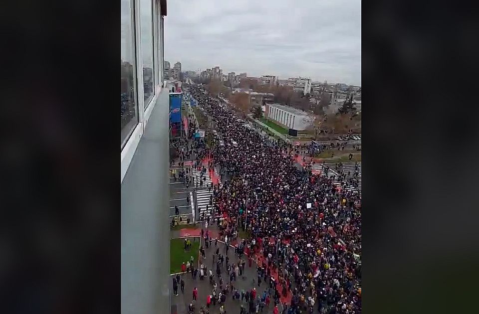 VIDEO: Pogledajte video koji pokazuje koliko je ljudi na ulicama Novog Sada - i to je samo deo njih