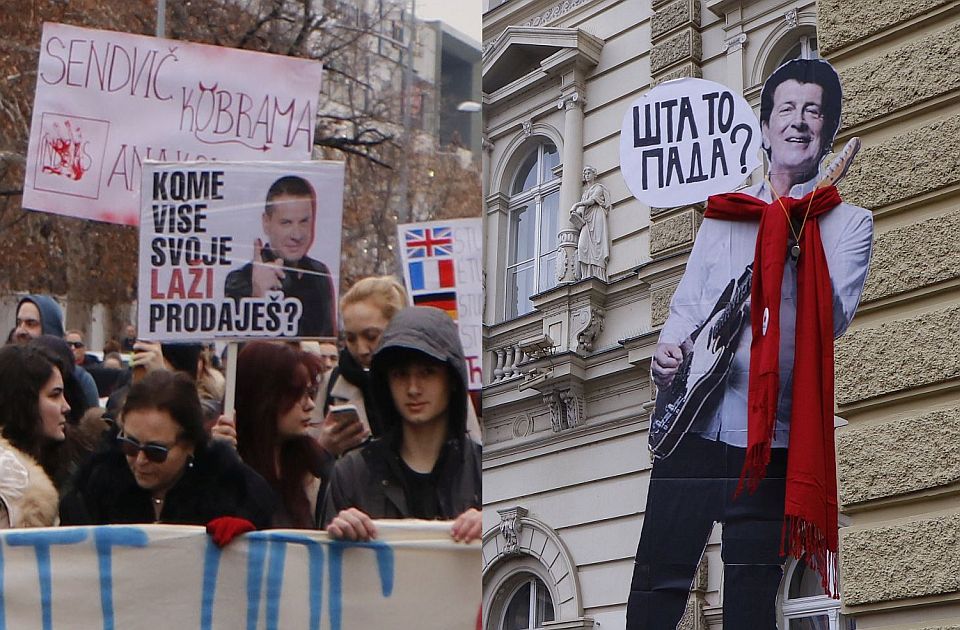 FOTO Muzički program protesta u Novom Sadu: "Šta to pada?" i "Kome više svoje laži prodaješ?"