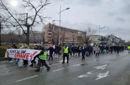 VIDEO: BMW-om pokušao kroz studentsku kolonu, pa peške pobegao