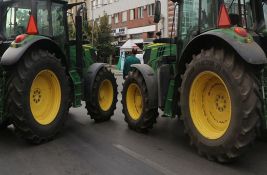 VIDEO: Poljoprivrednici blokiraju ulicu u Bogatiću: Izgleda da su traktori najopasnija stvar