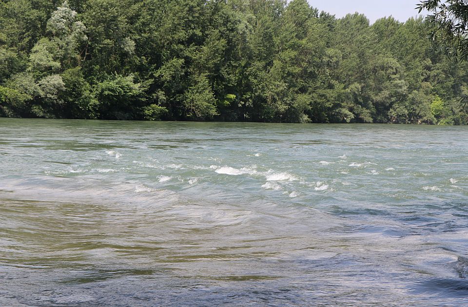 Agencija za zaštitu životne sredine utvrđuju kvalitet vode nakon što je Drina "pocrvenela"