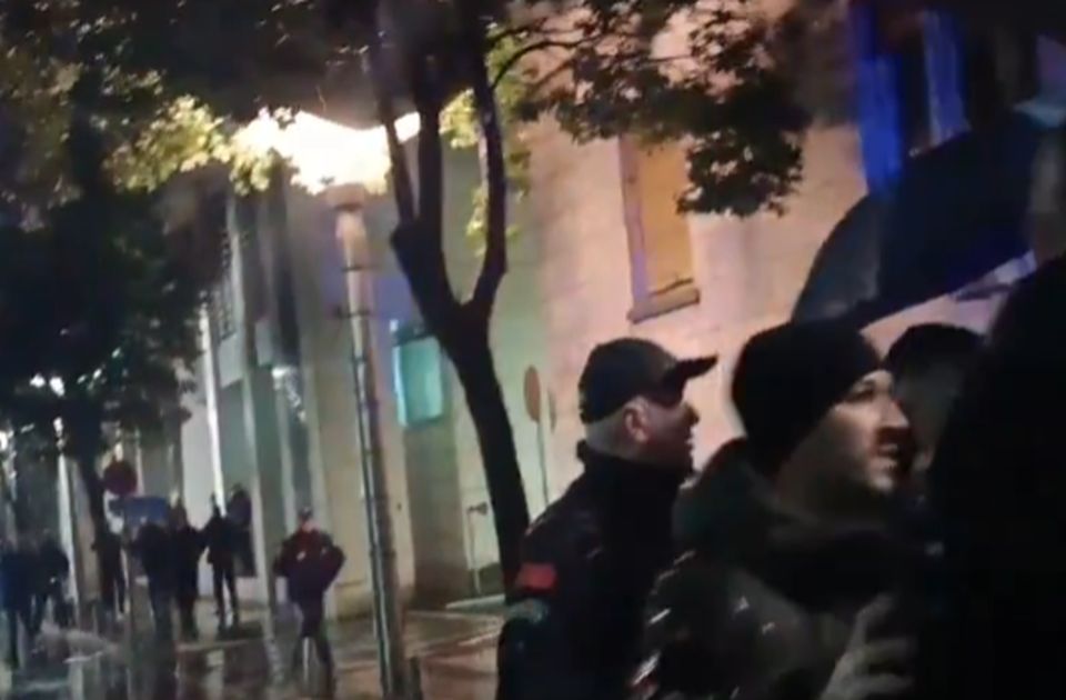 VIDEO Protest ispred Vlade Crne Gore: "Ruke su vam krvave", "Sistem vam je truo"...