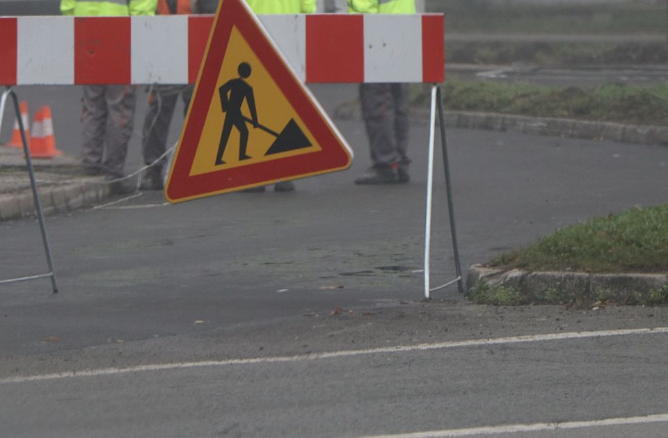 FOTO: Pao deo fasade Prve kragujevačke gimnazije, nema povređenih