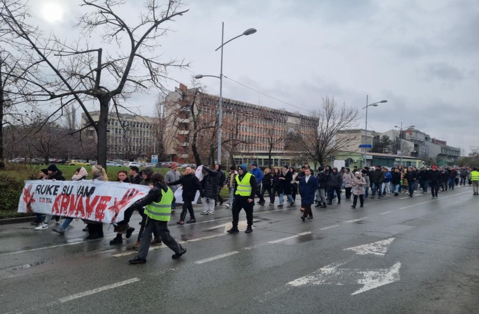 VIDEO: BMW-om pokušao kroz studentsku kolonu, pa peške pobegao