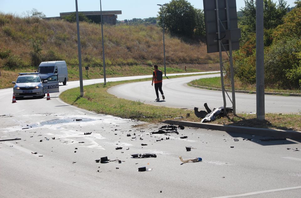 VIDEO: Automobil probio ogradu bolnice na Mišeluku, pa sleteo nizbrdo - oštećeno još jedno vozilo